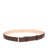 Cintura da uomo in pelle martellata color tabacco, realizzata a mano con cura artigianale. Dotata di fibbia in metallo color argento dal design elegante e senza tempo. Perfetta per aggiungere un tocco di classe a look casual e formali.